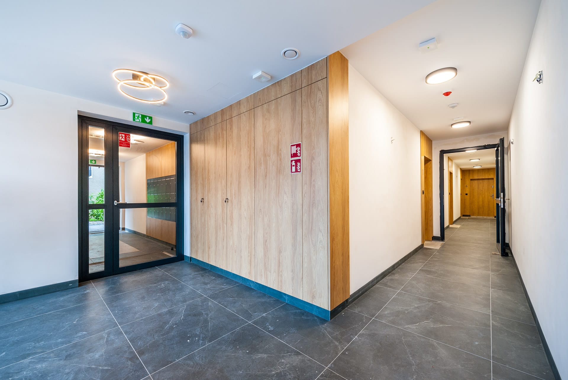 Minimalistyczny panel klimatyzacji Smart Home. Współczesna architektura wymaga zaawansowanych systemów dbających o komfort i efektywnię energetyczną budynku.