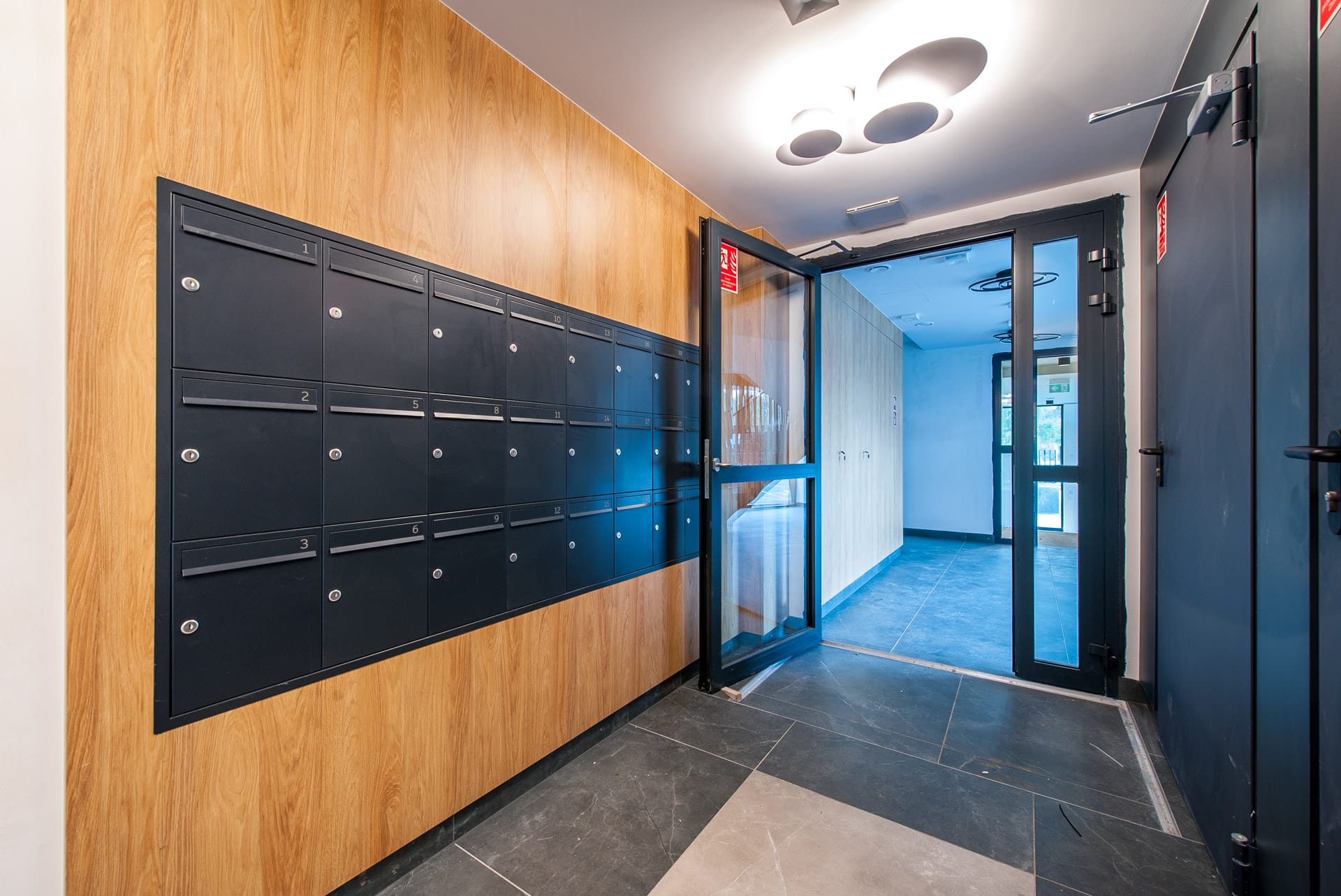 Budynki mieszkalne z instalacją na dachu o świcie. "Second home" to optymalny model łączący dom i zabezpieczenie zasobów.