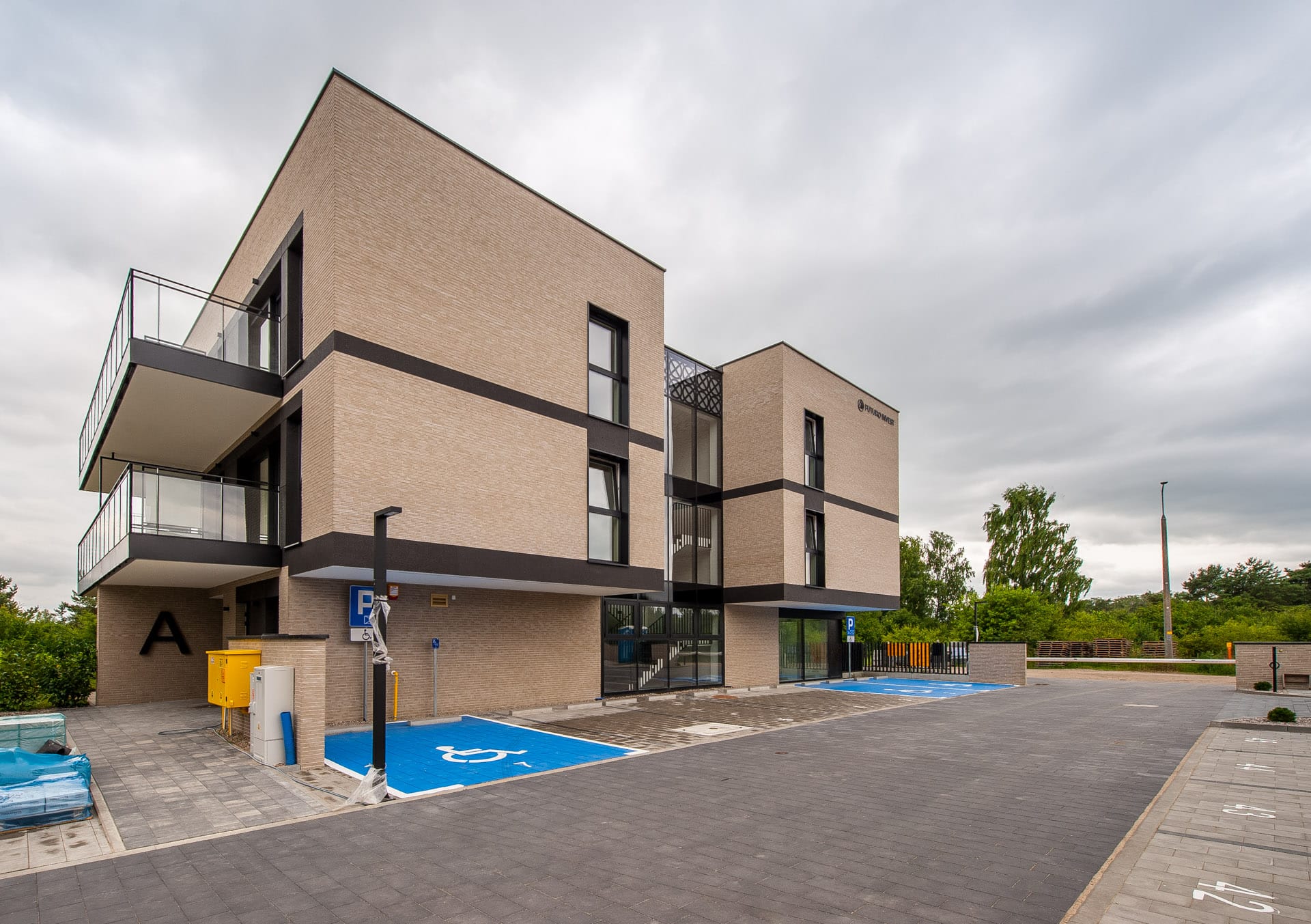 Elegancja drewna i szkła to idealny przykład wysokiego standardu w inwestycjach premium.