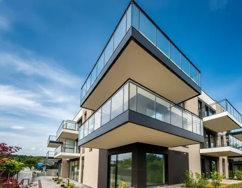Modernistyczna elewacja apartamentu z balkonem – inwestycja Klimatyczna